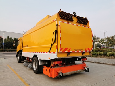 從清潔到守護(hù) 道路掃路車(chē)與防撞緩沖車(chē)的協(xié)同發(fā)展與創(chuàng)新