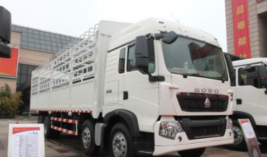城市道路守護(hù)新力量 重汽豪沃T5G210單橋洗掃車(chē)與防撞緩沖車(chē)外觀深度解析